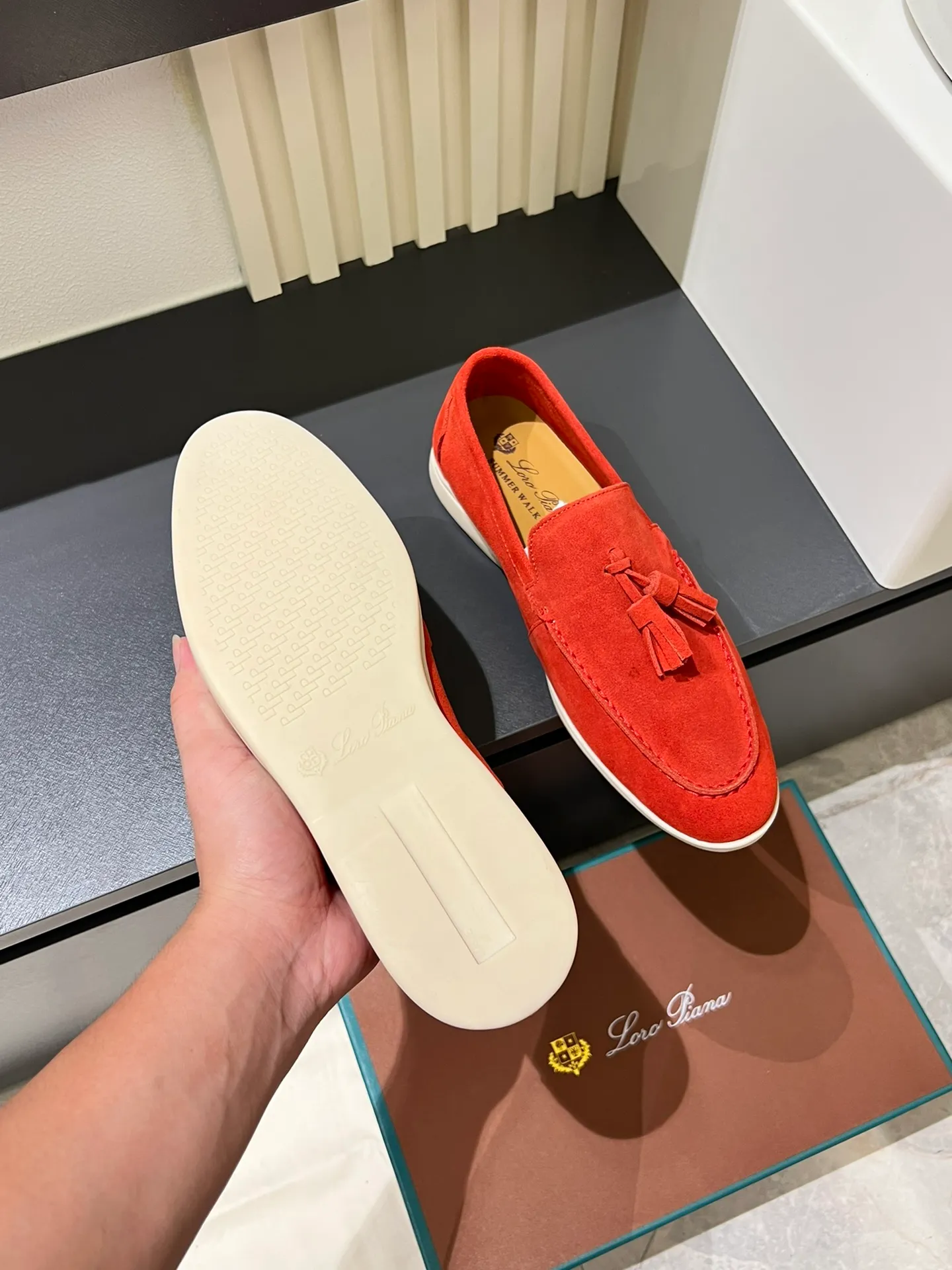 Men's shoes 💰p360 "Loro men's shoes 💰pian'*" Classic L men's shoes for couples 💰p Top version British flat loafers, a must-have item in old money style, the minimalist design is eye-catching and durable, a plus point for dressing The soft foot feel and texture are outstanding. They don’t scratch your feet and are very nice. They are matched with soft and waxy soles. They can be worn daily for a long time without getting tired. They are easy to wear, versatile and classic items, with perfect foot feel and texture! Imported cashmere fabric, the lining is made of imported A-grade water-dyed cow lining, the top version of the genuine leather midsole is sewn with pure handmade mark thread! Size: Female 35-40 (34. Customized) Male 38-44 (45.46. Customized)